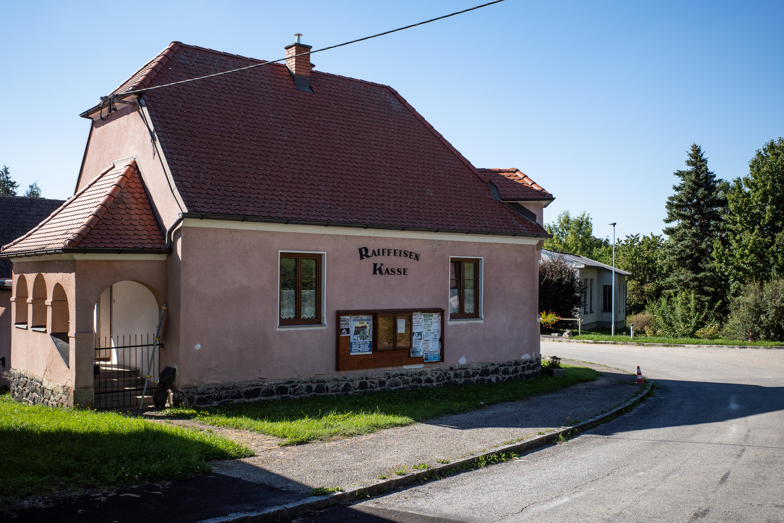 „Raiffeisen Kasse“ steht noch an der Wand – längst ein Wohnhaus